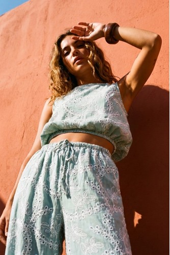 Nakışlarla Dokunmuş Salaş Pantolonlu Nefes Alan Fisto Brode Detaylı Balon Efektli Belden Çift Lastikli Kolsuz Crop Top ve Bol Pa